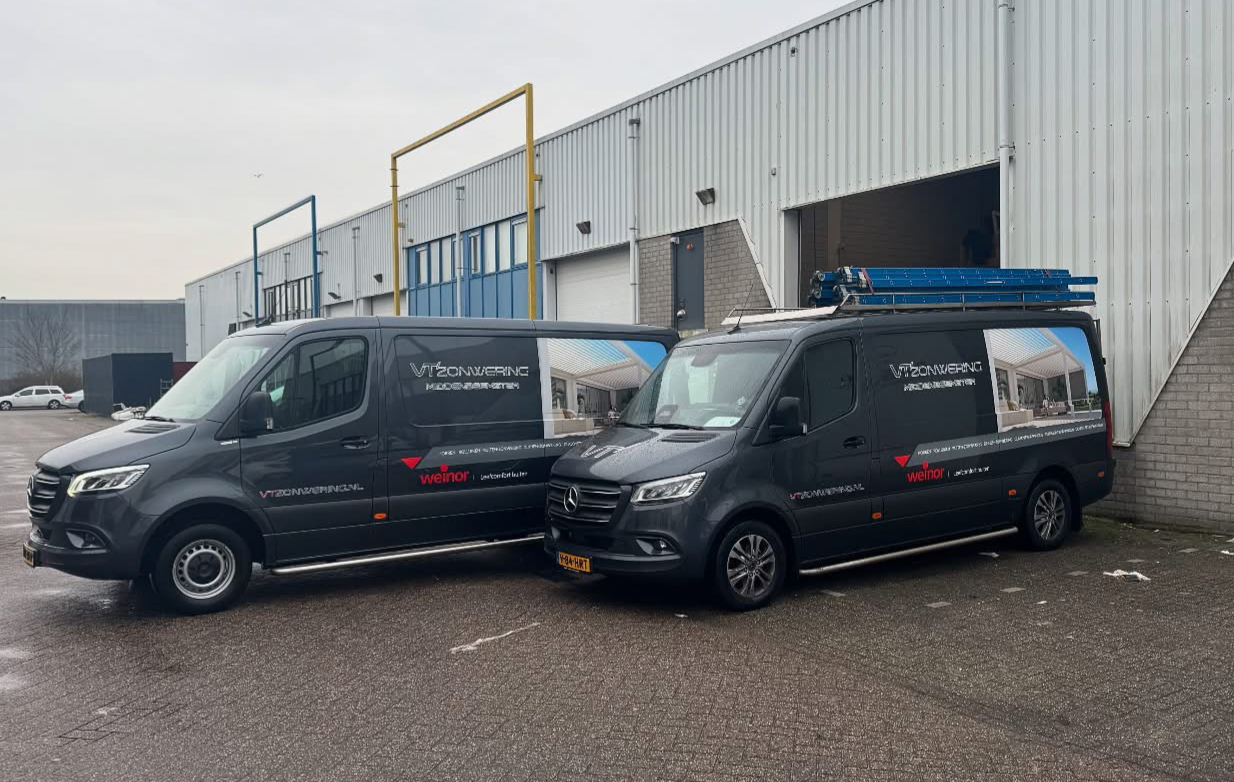 Twee bedrijfsbussen van VT Zonwering